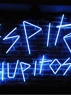 Mur avec le nom du bar l'Espit Chupitos en néon