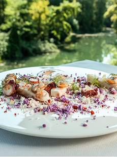 Photo d'un plat de La Réserve Rimbaud sur fond de verdure'