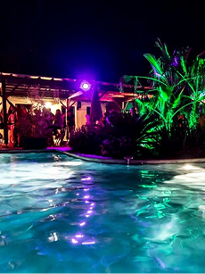 Photo de nuit de l'extérieur avec la piscine du Mas du Cheval